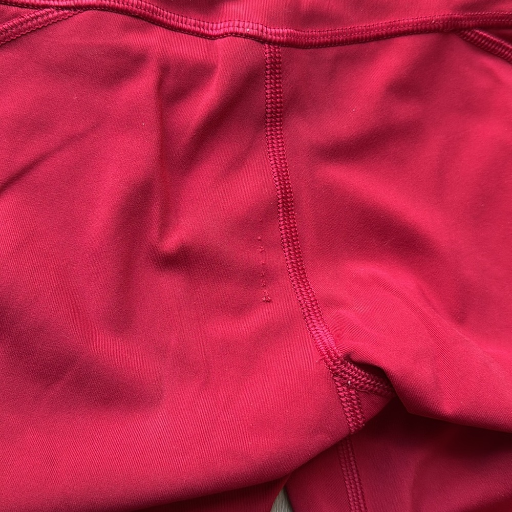 Lululemon Red cropped Leggings – Size 6, Zipper Pockets - Picture 6 of 7